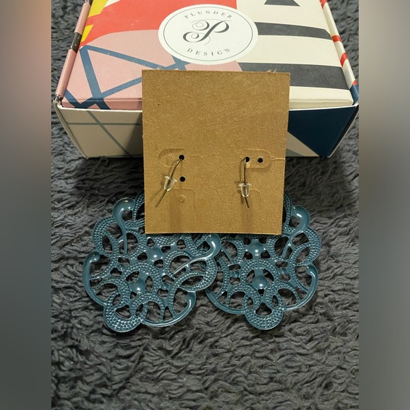 Plunder blue metal filagree style earrings. New comes in pouch - Picture 2 of 2